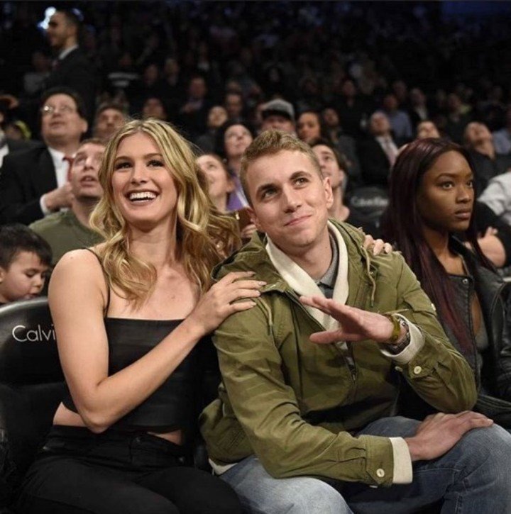 Eugenie Bouchard con fan cumpliendo la apuesta que perdió.