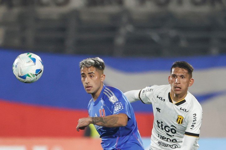 Lucas Assadi, de Universidad de Chile, contra Paul Riveros (EFE).