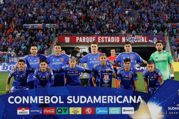 El equipo de Universidad de Chile que arrancó el partido (EFE).