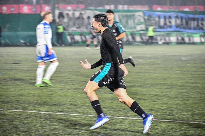 El festejo de Ian Vera en el triunfo de Excursionistas (Foto: Luli Bidegain)