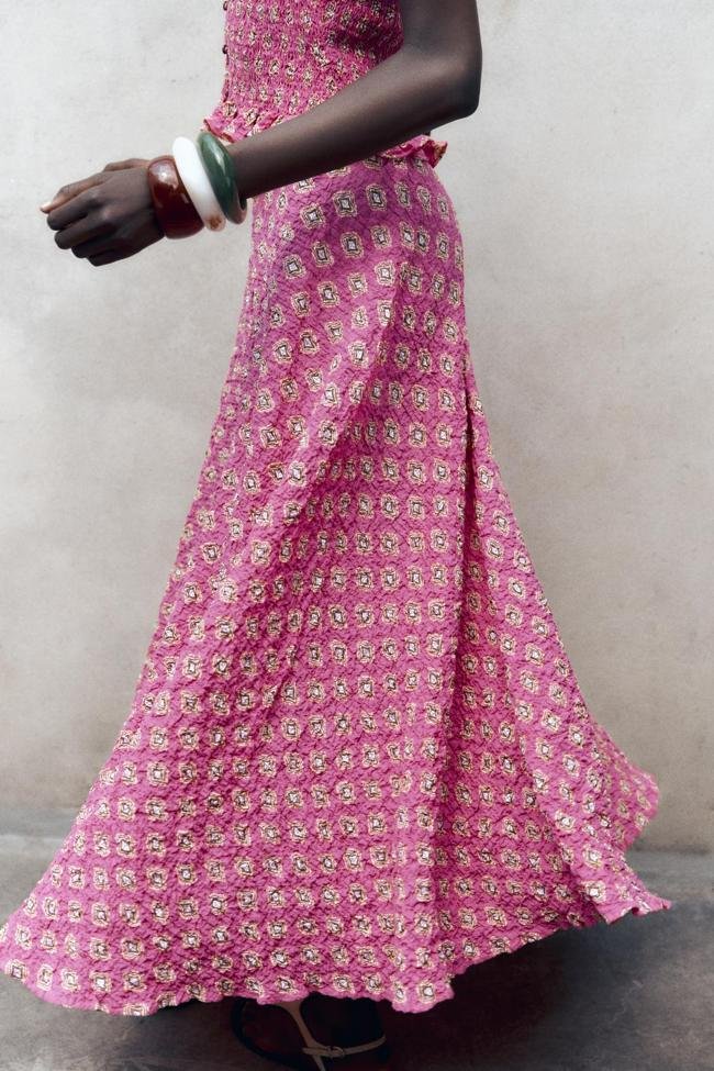 Falda rosa de Zara (29,99 euros)