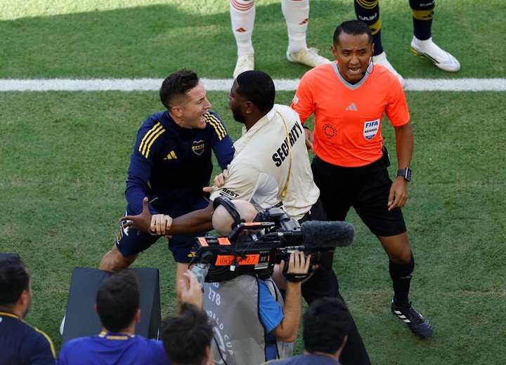El desbarranco de Ander Herrera, que provocó su expulsión desde el banco de suplentes ante Benfica.