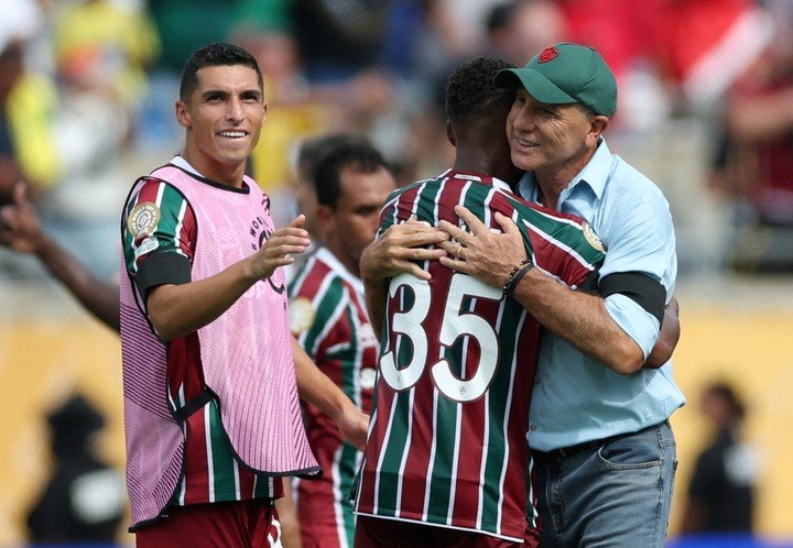 Hércules festejando el gol de la victoria con Renato (Reuters).