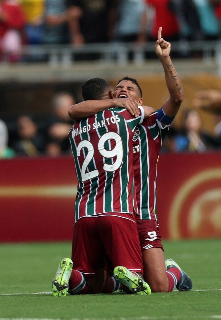  Thiago Santos y Thiago Silva festejan el pase a la final (Reuters).