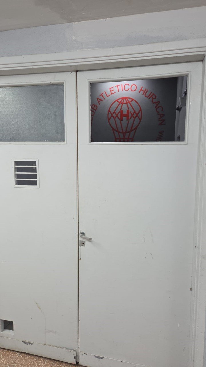 El vidrio roto en el vestuario visitante de Huracán, tras el partido ante Boca.