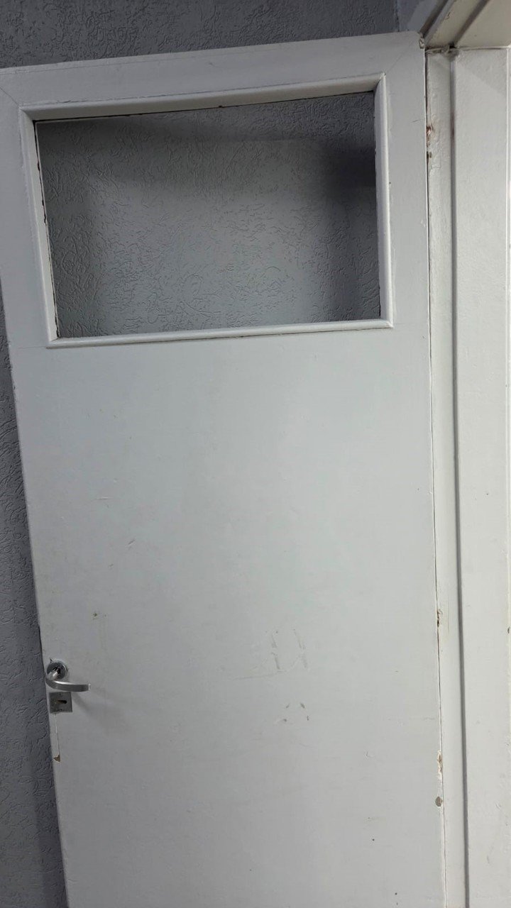 El vidrio roto en la puerta del vestuario visitante de la cancha del Globo.