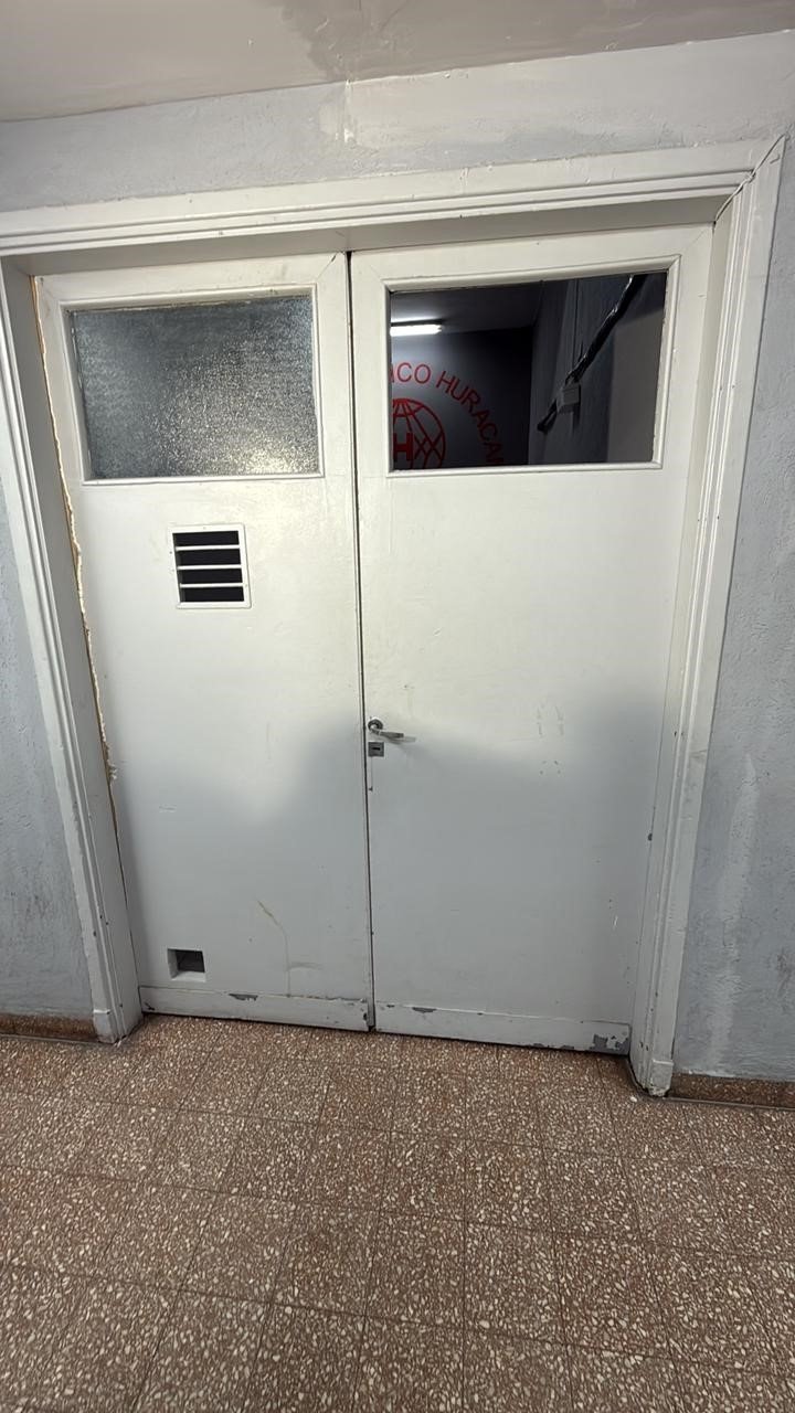 El vidrio roto en la puerta del vestuario visitante de la cancha del Globo.