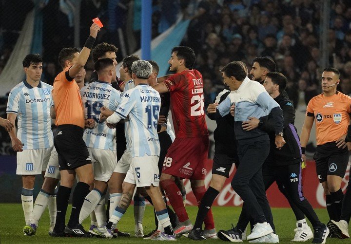 Costas, furioso y expulsado ante Barracas. (Foto: Fernando de la Orden)