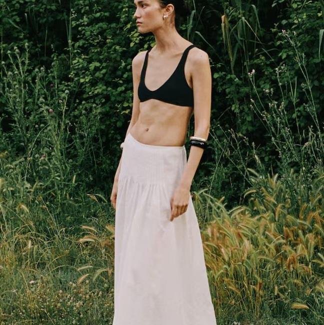 Falda larga blanca de ramio con pinzas