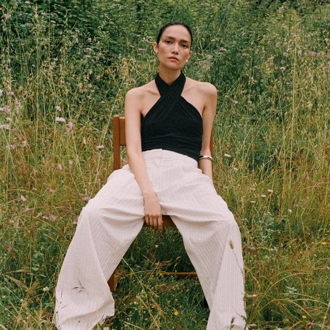 Top con cuello halter cruzado