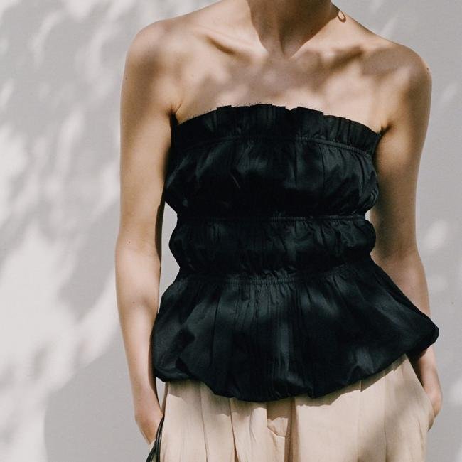 Top fruncido con peplum