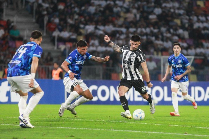 José Florentín, uno de los que más intenta en Central Córdoba ante Cerro Largo (Foto: Prensa Central Córdoba)