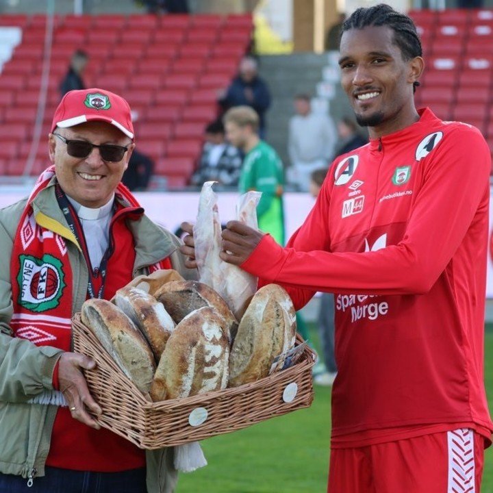 Pescado y panes, Alfred Scriven y sus lujos. Foto: @Bryne_FK.