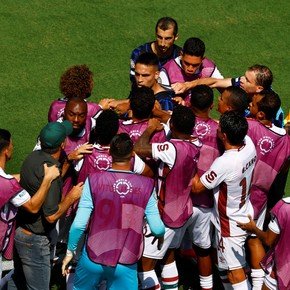 Anti fair play: el DT de Fluminense le pateó la pelota a un jugador de Inter