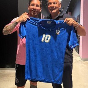 Baggio reveló que Messi “se emocionó” al recibir su camiseta del Mundial 1994