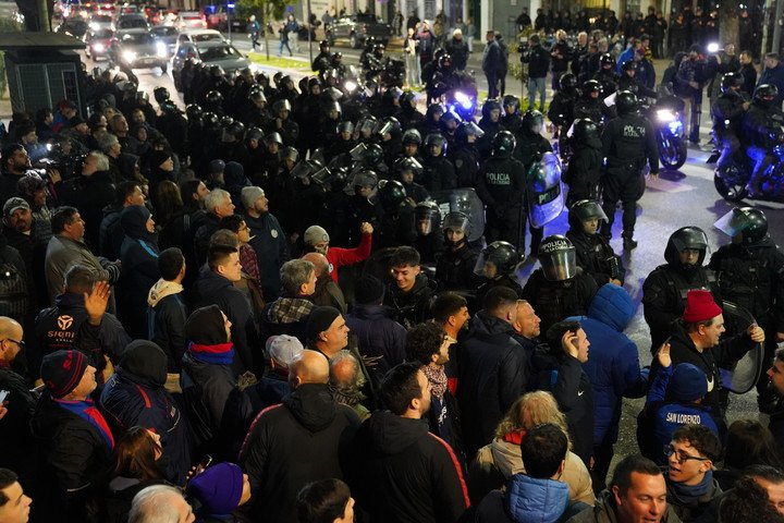 Una de las manifestaciones de socios de San Lorenzo contra Moretti en la sede de Boedo (Martín Bonetto).