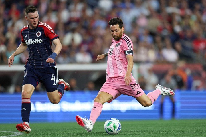 Messi ante New England Patriots. Credit: Paul Rutherford-Imagn Images 