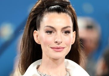 Anne Hathaway recupera las famosas dad sandals cuatro años después