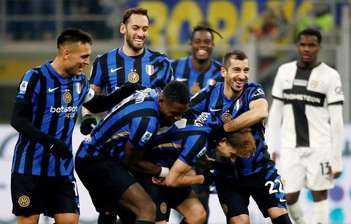 Lautaro junto a Calhanoglu, Thuram y Mkhitaryan. (REUTERS/Alessandro Garofalo TPX IMAGES OF THE DAY)