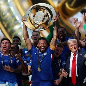 Video: Donald Trump no entendió la premiación y festejó el título entre los jugadores del Chelsea
