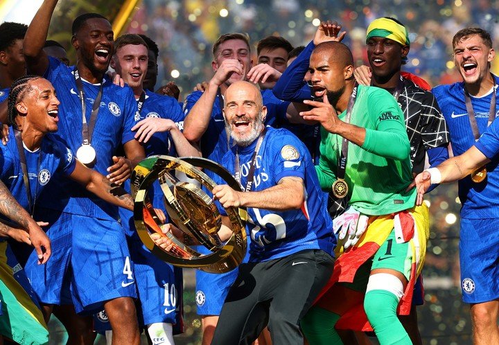 Maresca levanta el trofeo del Mundial de Clubes rodeado por los jugadores (REUTERS/Kai Pfaffenbach).