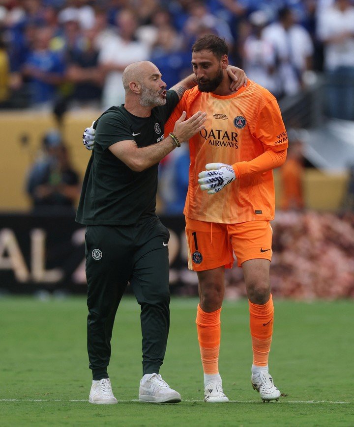 Maresca habla con Donnarumma tras los incidentes del final que tuvo al arquero del PSG como protagonista (REUTERS/Lee Smith).