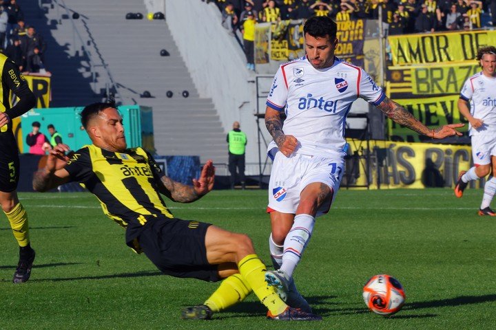 Las sanciones para Peñarol y Nacional. (EFE)