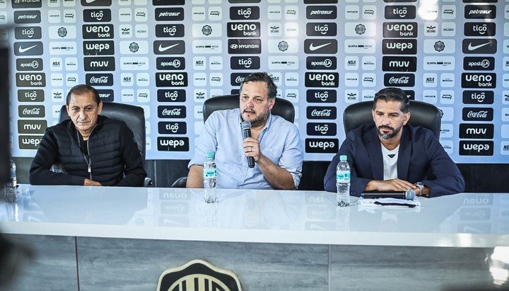 Ramón Díaz, junto a Emilianio en Olimpia. (@elClubOlimpia)