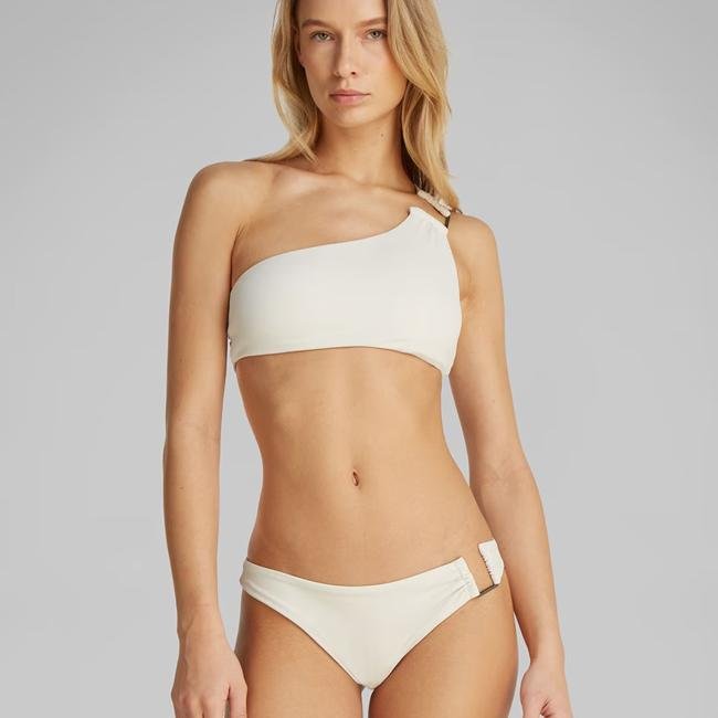 Bikini de top asimétrico de Calvin Klein: braguita 20,70 euros y top 40,72 euros.