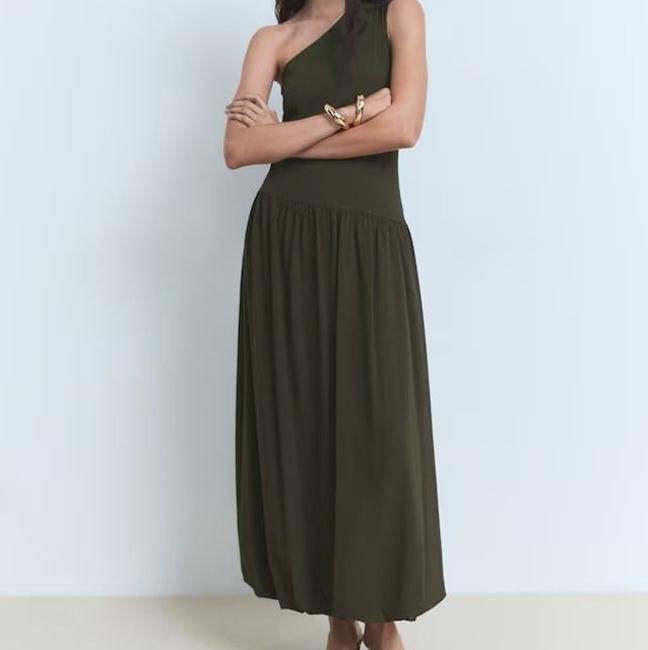 Vestido globo con escote asimétrico