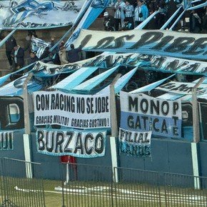 La bandera de los hinchas de Racing en medio de la polémica salida de Salas