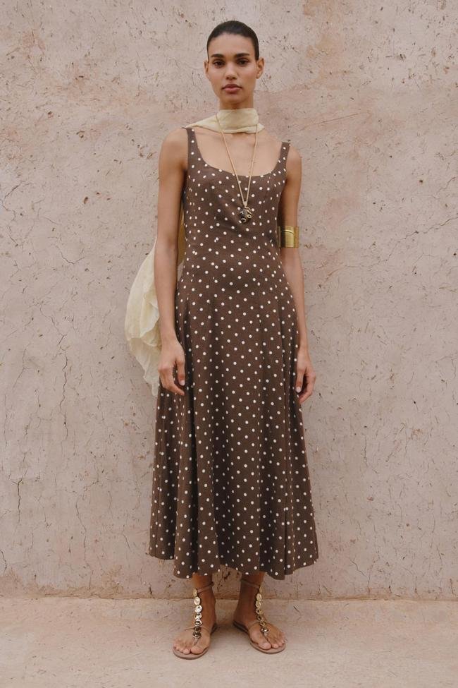 El vestido midi: Vestido estampado de lunares de Zara (39,95 euros)