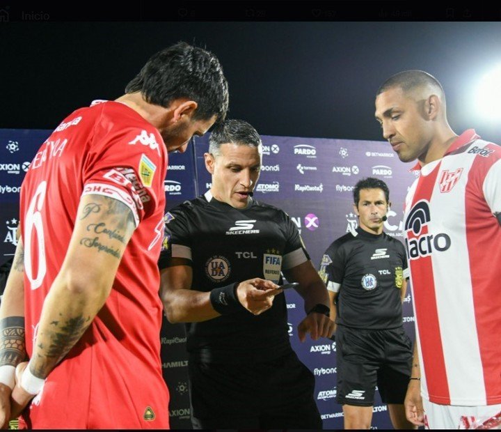 El referí Gariano en el sorteo previo.