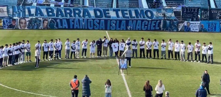 El emotivo minuto de silencio en honor a Camilo Nuin.