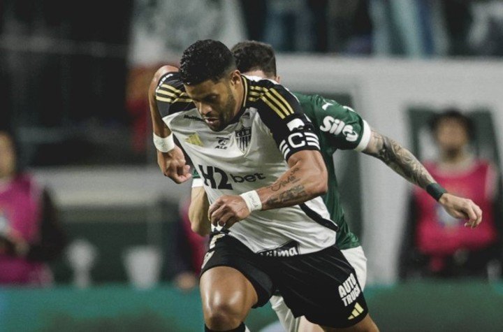 Hulk para Atlético Mineiro contra Palmeiras.