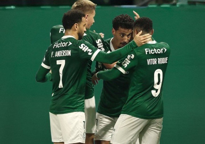 Palmeiras festeja ante Atlético Mineiro.