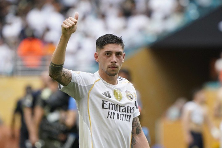 El mediocampista uruguayo ya lleva la responsabilidad de la cinta de capitán. (Foto: Fernando de la Orden)