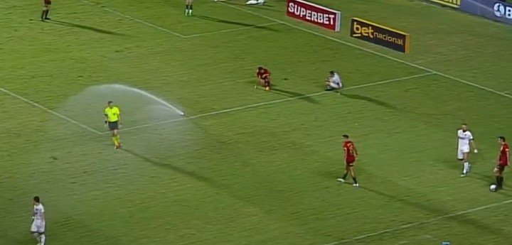 Los aspersores se prendieron en pleno partido.