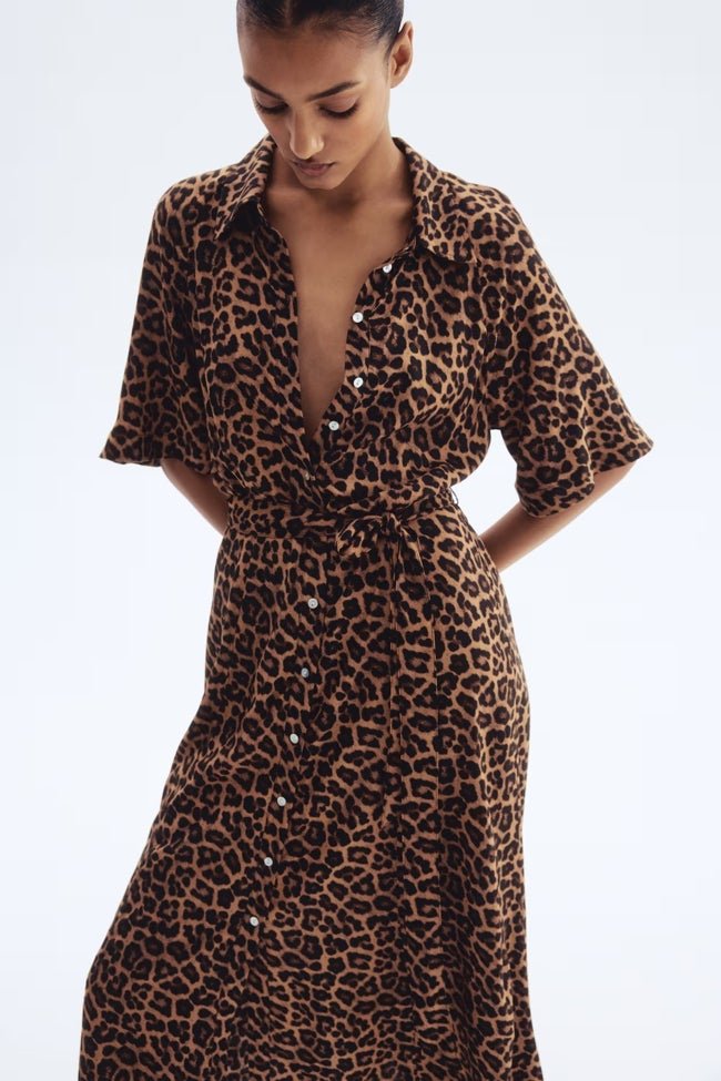 Vestido con estampado de leopardo de H&M (22,99 euros)