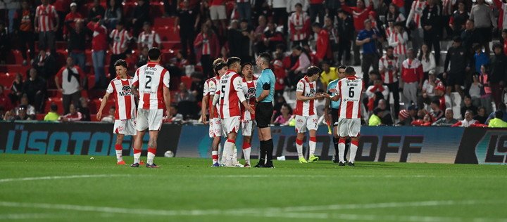 Los jugadores de Instituto les reclaman al árbitro y al línea (Foto Ariel Alejandro Carreras).