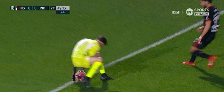 La mano izquierda toca la pelota sobre la línea; la derecha toca la parte que está fuera del área: era infracción (Imagen TV).