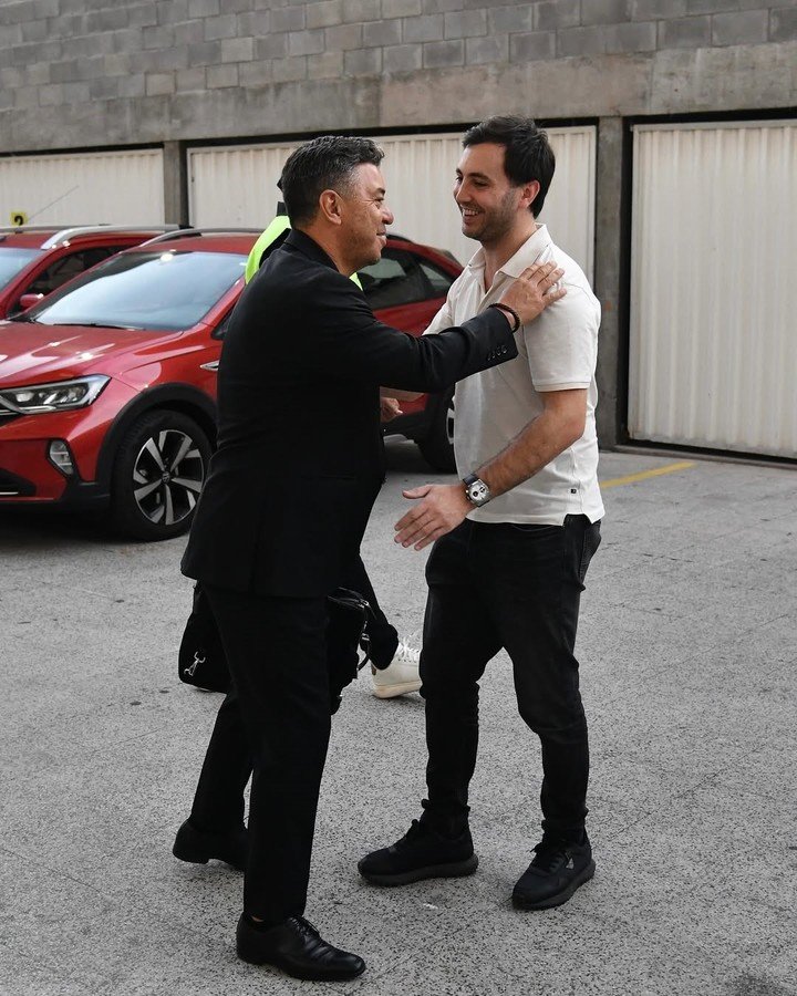 Di Carlo y su abrazo con Gallardo.