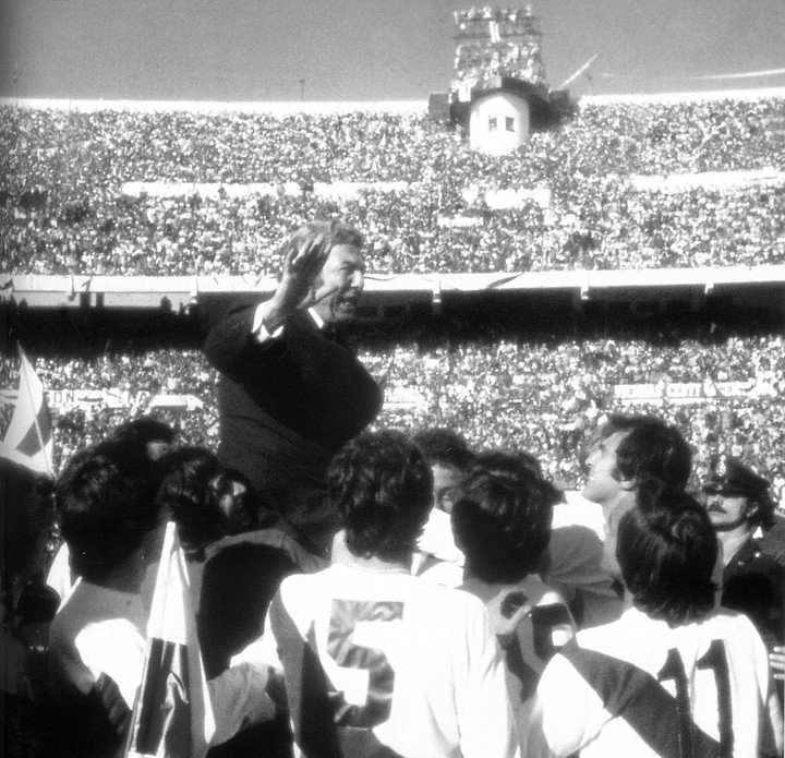 Labruna es llevado en andas por los jugadores en el festejo del Metro 75 (FTP CLARIN Cbairo).