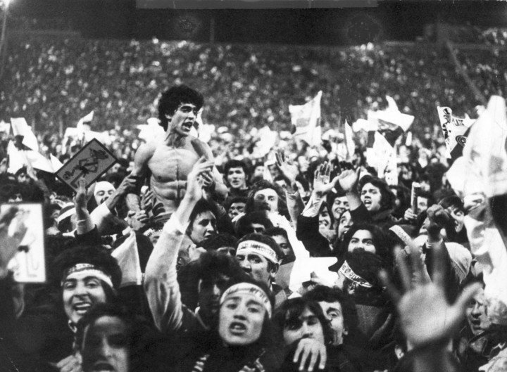 La desbordada celebración de los hinchas y los jugadores en cancha de Vélez (FTP CLARIN).