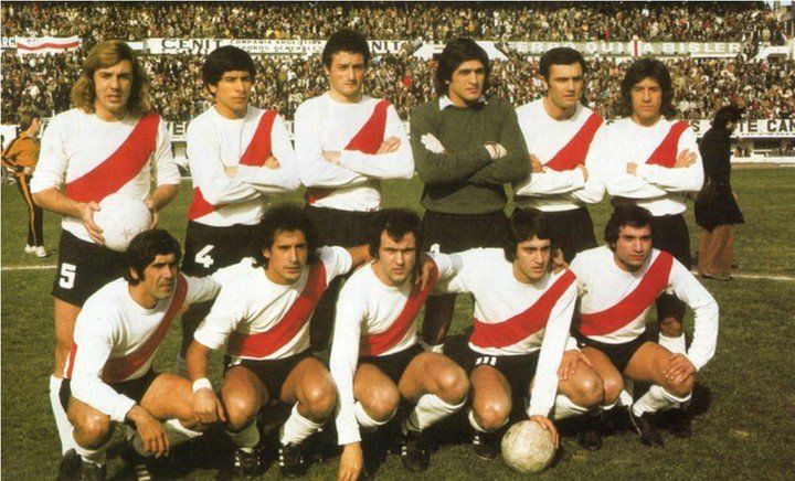 Una formación del River campeón del Metro 75: Merlo-Comelles-Pena-Fillol-Perfumo-H.López (parados); P.González-J.J.López-Morete-Alonso-Bareiro (abajo). (Foto: Gentileza Museo River)