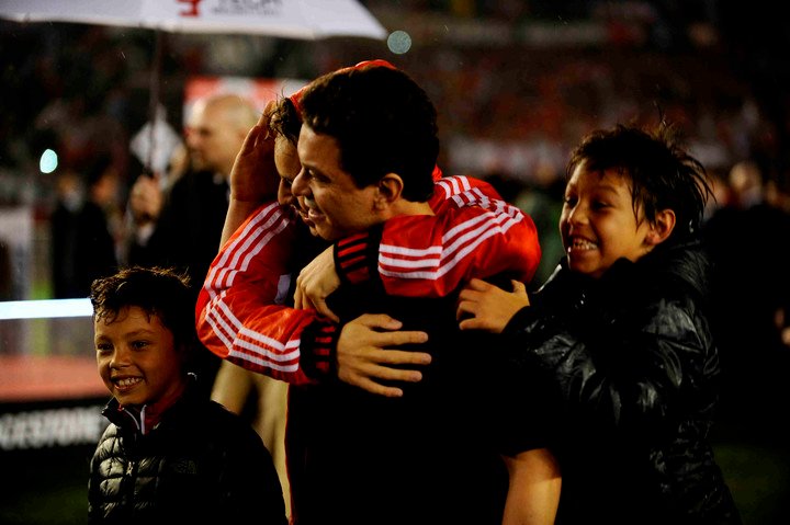Gallardo celebra la Copa 2015 con sus hijos Nahuel, Matías y Santino en el césped del Monumental.