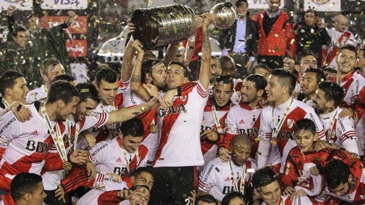 El plantel de River alzando la Libertadores en 2015.
