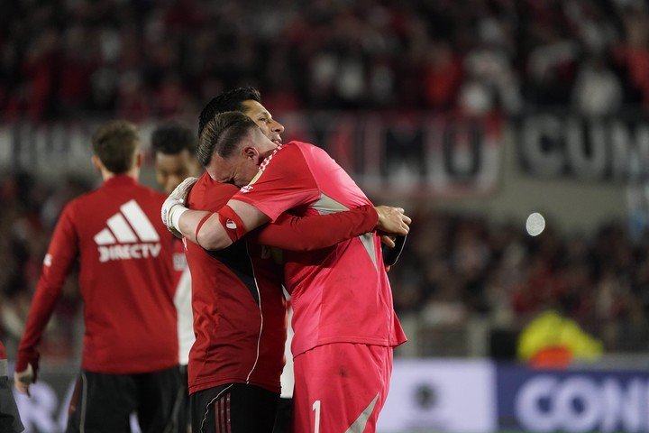 Armani se abraza con Enzo Pérez (De la Orden). 