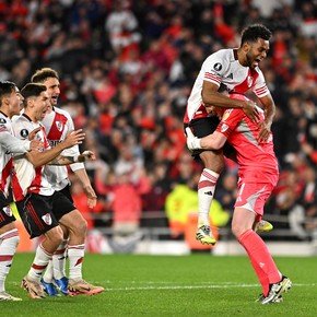 River sufrió con Libertad, pasó por penales y está en cuartos de la Libertadores