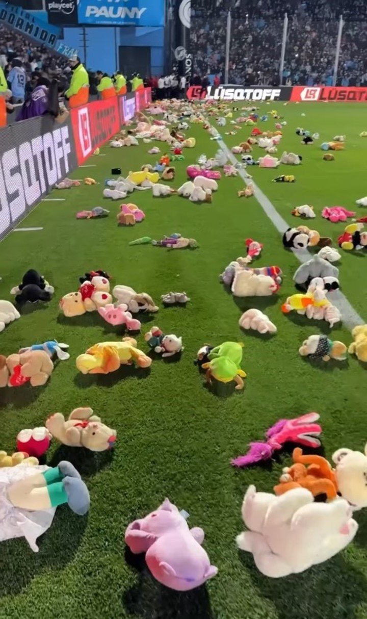 Los peluches en el Belgrano-Banfield (Prensa Belgrano).